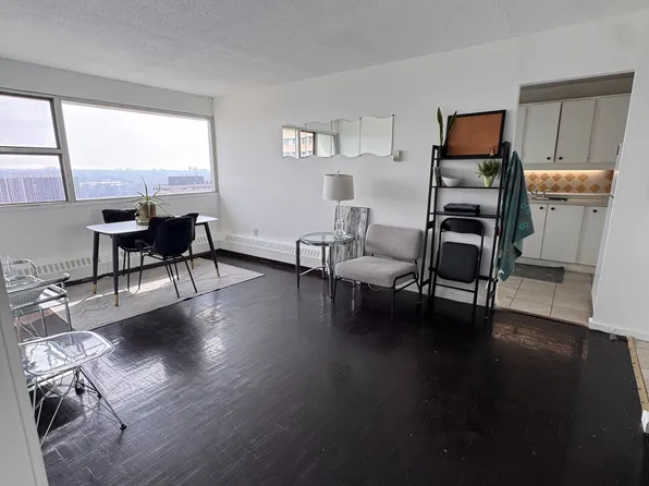 715 Don Mills Rd #2405, Toronto, ON M3C 1S4