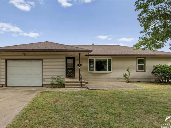 321 Kaw Ave, Garnett, KS 66032
