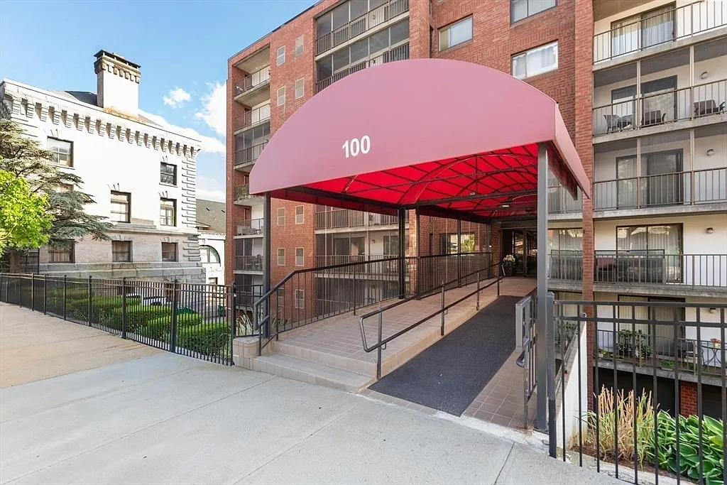 2 bed, 1.5 bath, 900 sqft, $3,200 — Photo 1