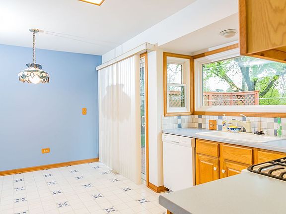 5th image of 40 Kingsport Dr