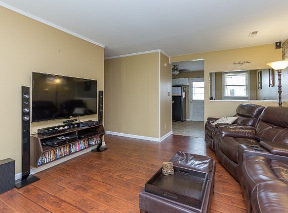 3rd image of 2823 Delaware Dr