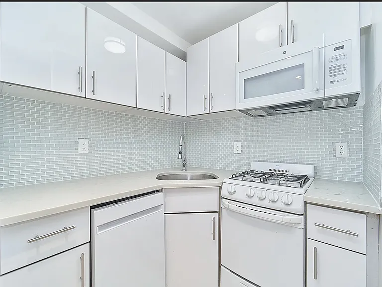 233 E 12th St #G — Photo 5