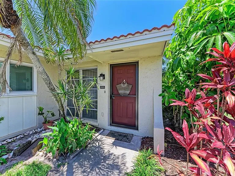 2121 Pueblo Cir #V-6 — Photo 2