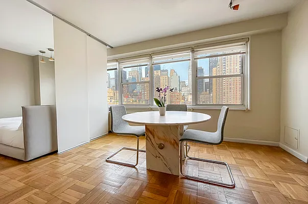 Rented by Coldwell Banker Warburg | media 4