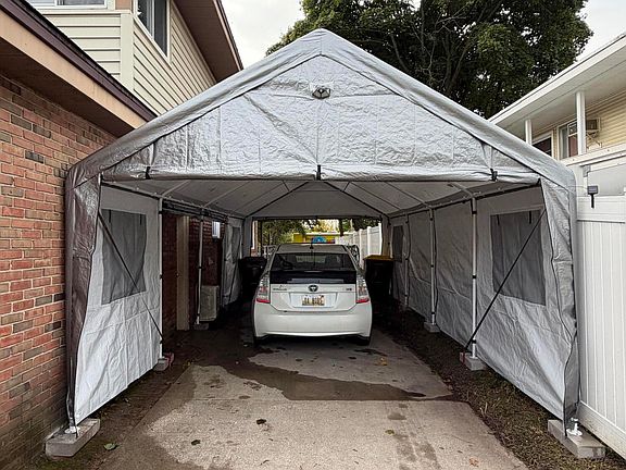 3rd image of 910 Elizabeth Ct