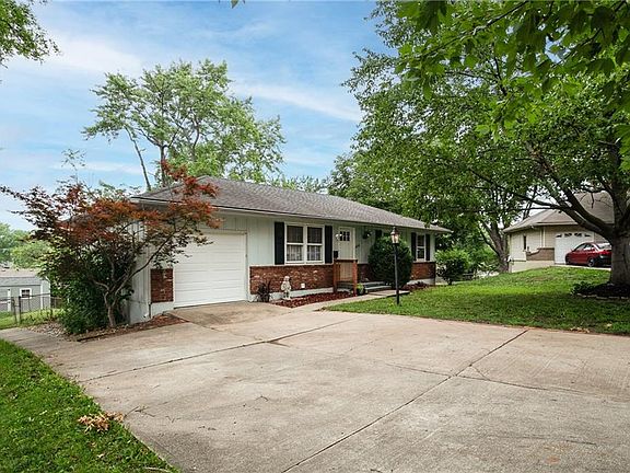 3rd image of 3826 S Breckenridge Dr
