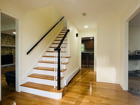 4th image of 86 Wood End Ln