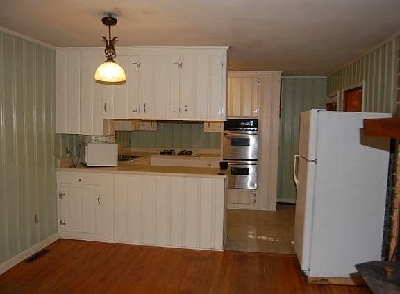 4th image of 942 Dogwood Cir
