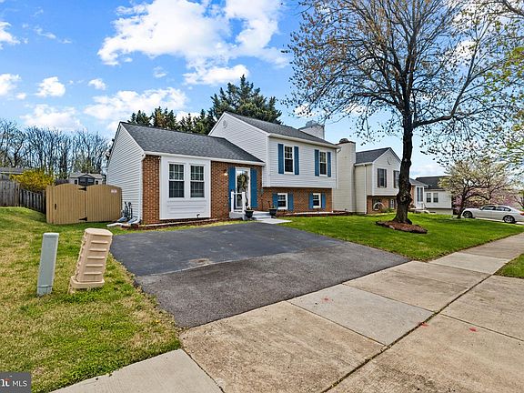 3rd image of 816 Sunnyfield Ln