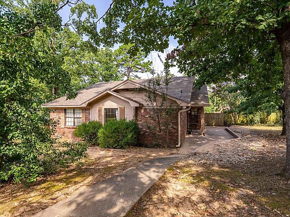2nd image of 30 Woodlore Cir