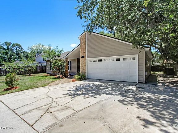 3rd image of 11510 Mandarin Woods Dr E