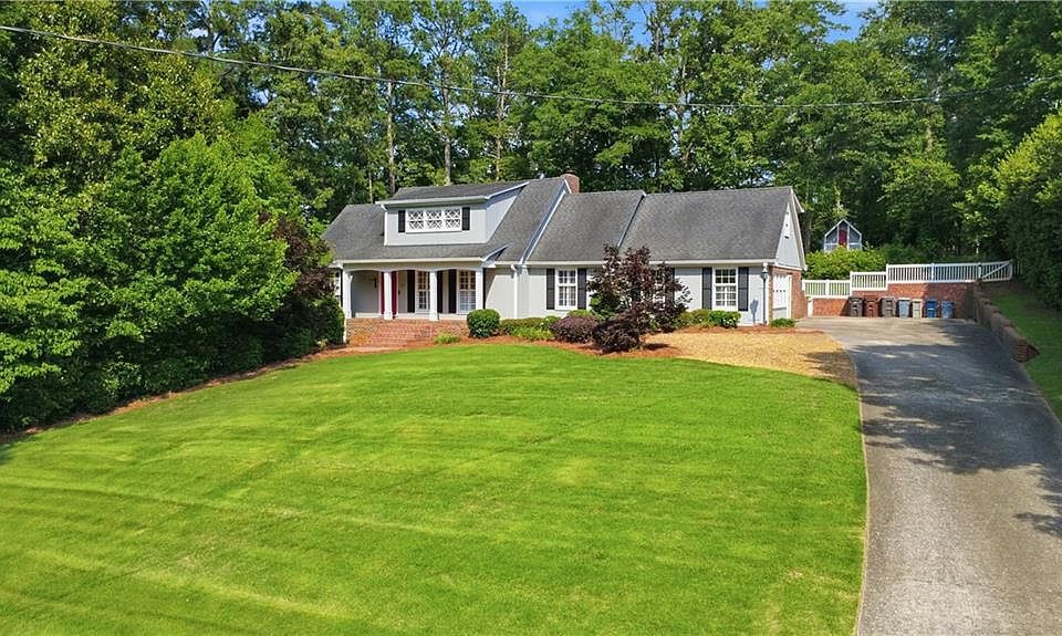 1st image of 2 Walnut Dr
