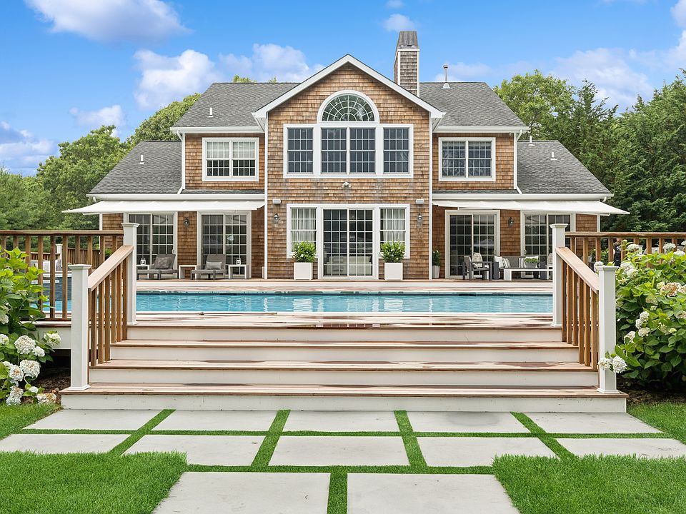1st image of 10 Balcomie Ln