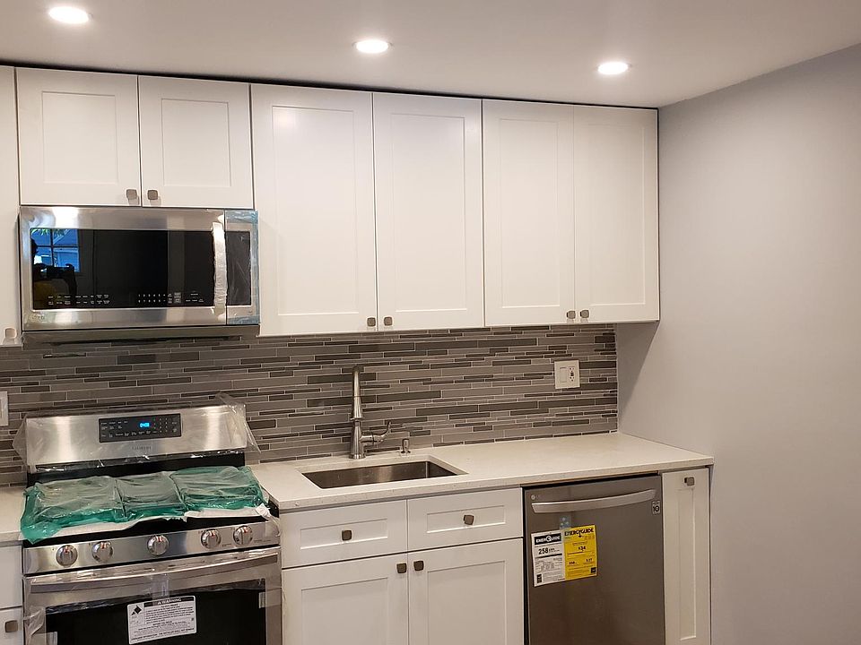 Kitchen features - Appliances : Samsung 5 burner gas range with a convection fan, 2.2 cu ft. LG Microwave with an extendable vent, Wi Fi enabled whisper quiet dish washer with 3 racks and 4 spray arms. Soft close cabinets, Garbage disposal, glass-til