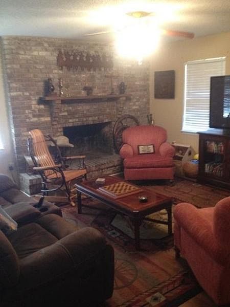 2nd image of 2621 Victoria Pl
