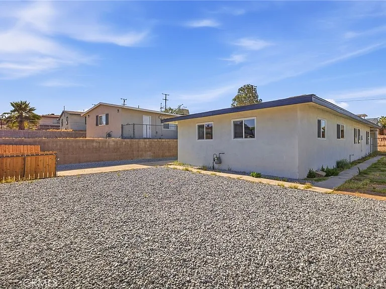 937 E Elizabeth St — Photo 2