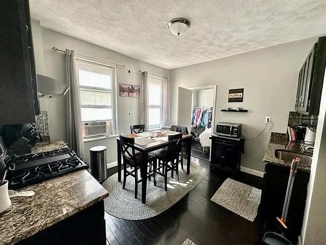 8 Margaret St #4