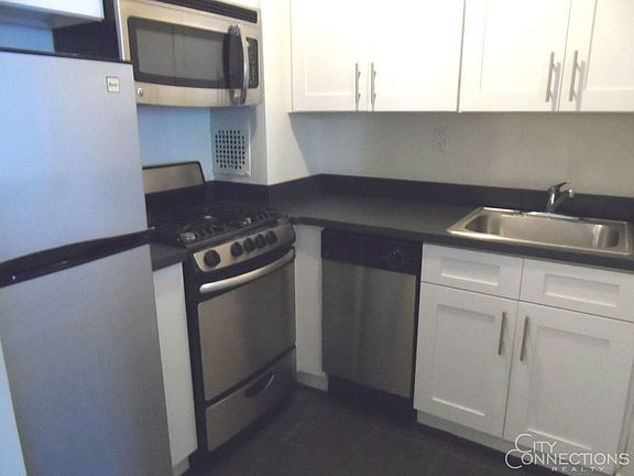 3rd image of 310 W 47th St APT 5A