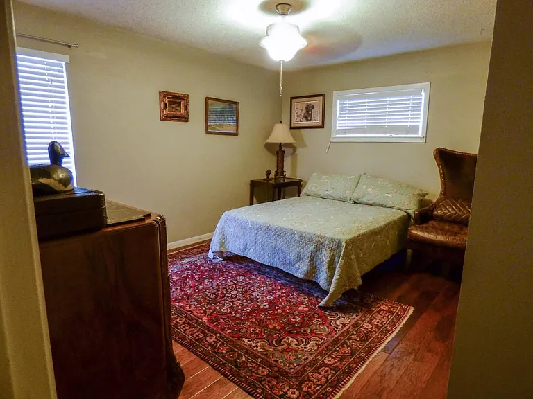 1102 Echo Ln — Photo 8