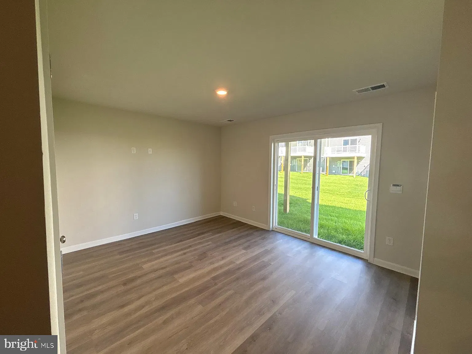 4 bed, 3.5 bath, 1900 sqft, $2,099 — Photo 3