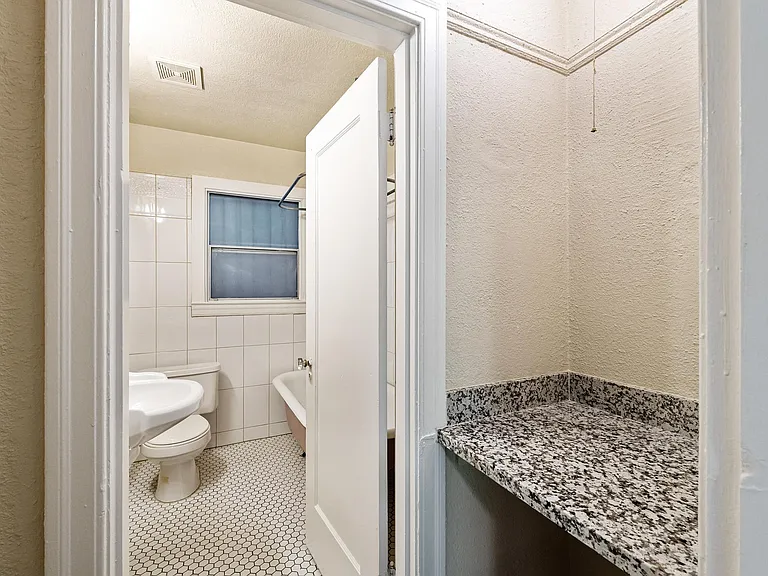 627 51st St #13 — Photo 11