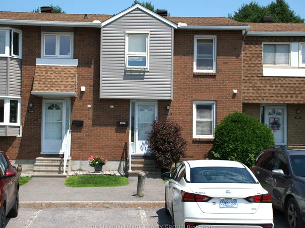 1759 Lamoureux Dr #C, Ottawa, ON K1E 2N5