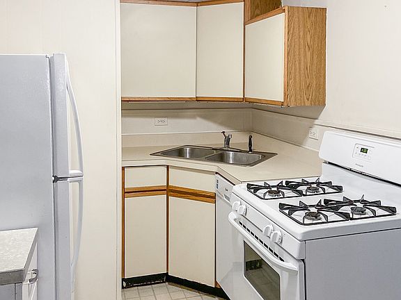 2nd image of 3244 N Lakewood Ave #G
