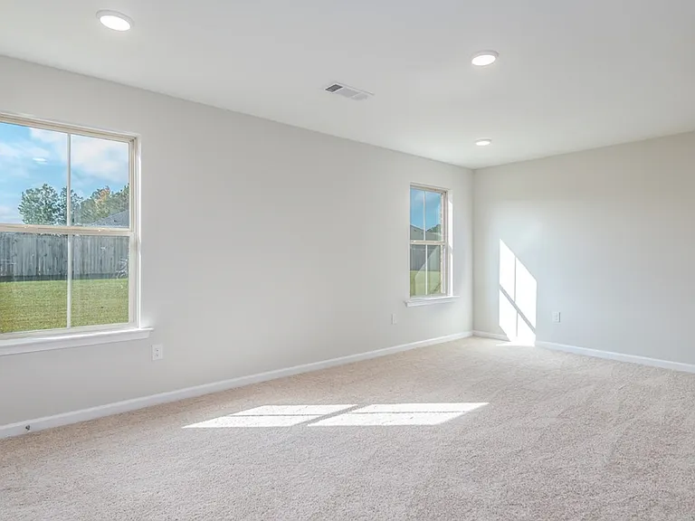 209 Courtland Dr — Photo 5