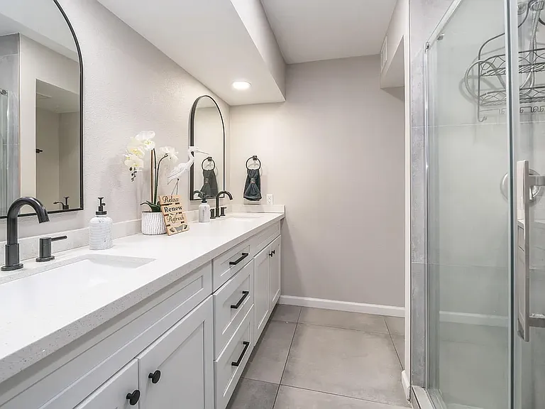 908 W Ross Ave — Photo 1