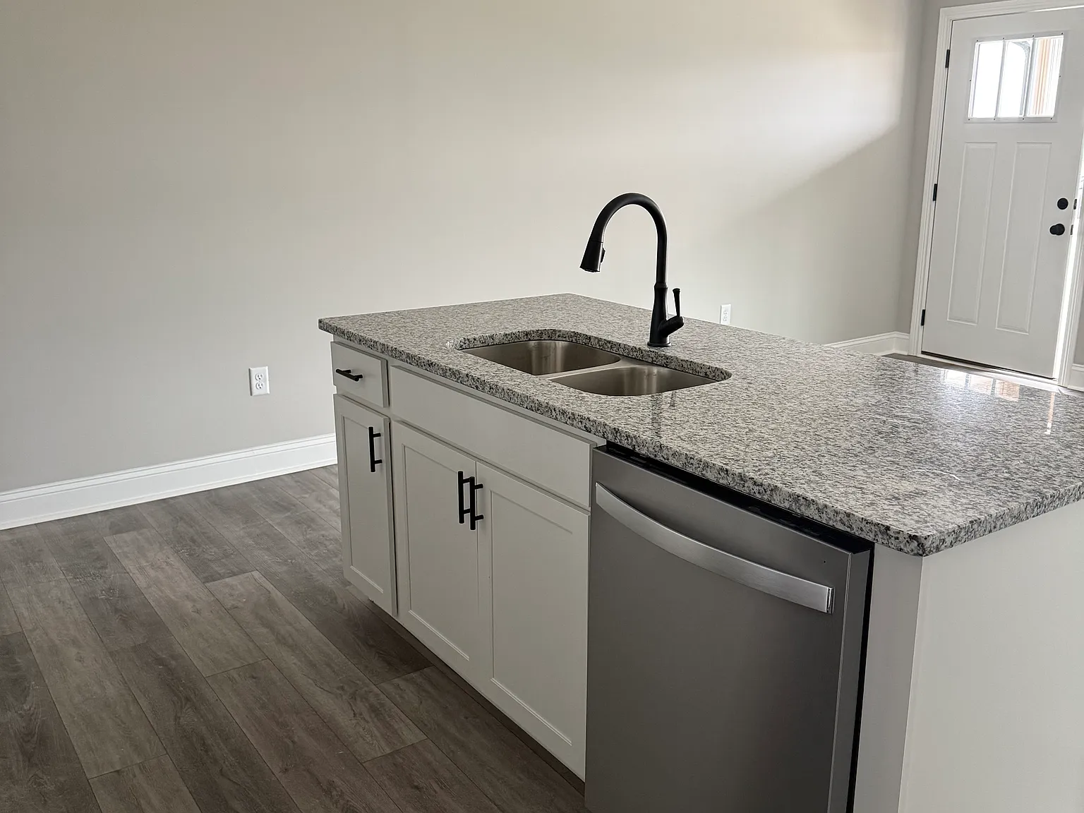 3 bed, 1250 sqft, $1,800 — Photo 2