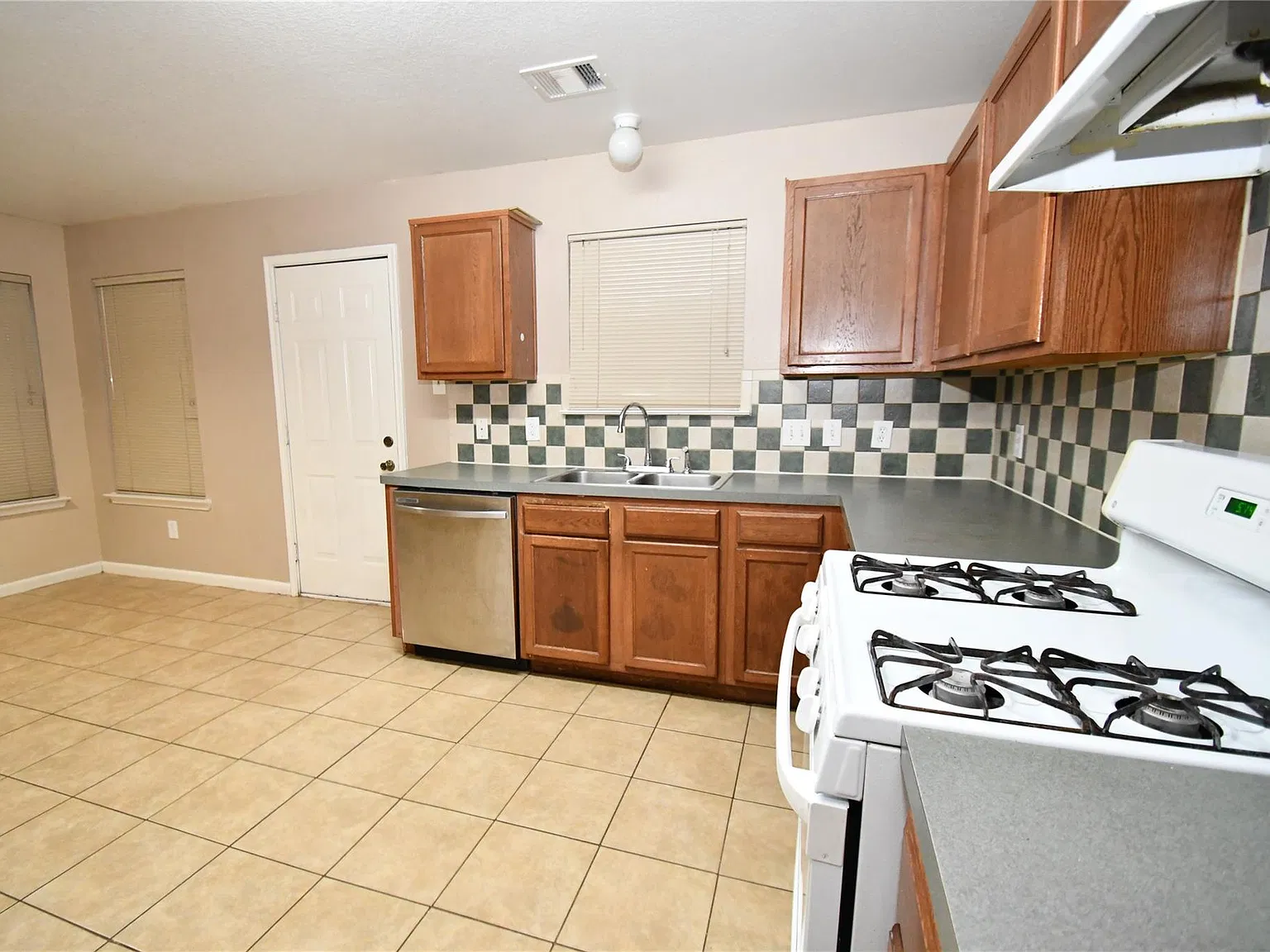 4 bed, 2.0 bath, 2609 sqft, $2,295 — Photo 4