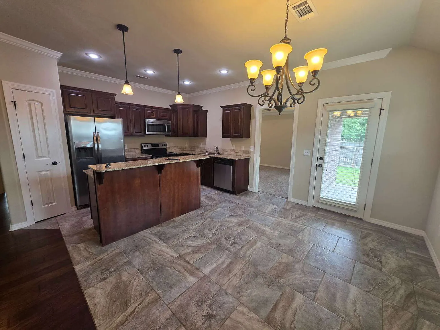 3 bed, 2.0 bath, 1352 sqft, $1,800 — Photo 4