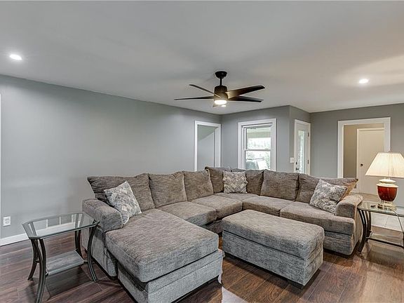 5th image of 3241 Montgomery Dr