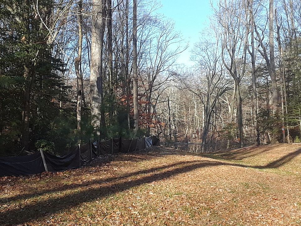 Street to Creek, lot left