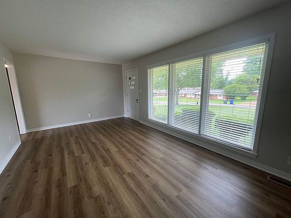 4th image of 421 E Lakeside Dr