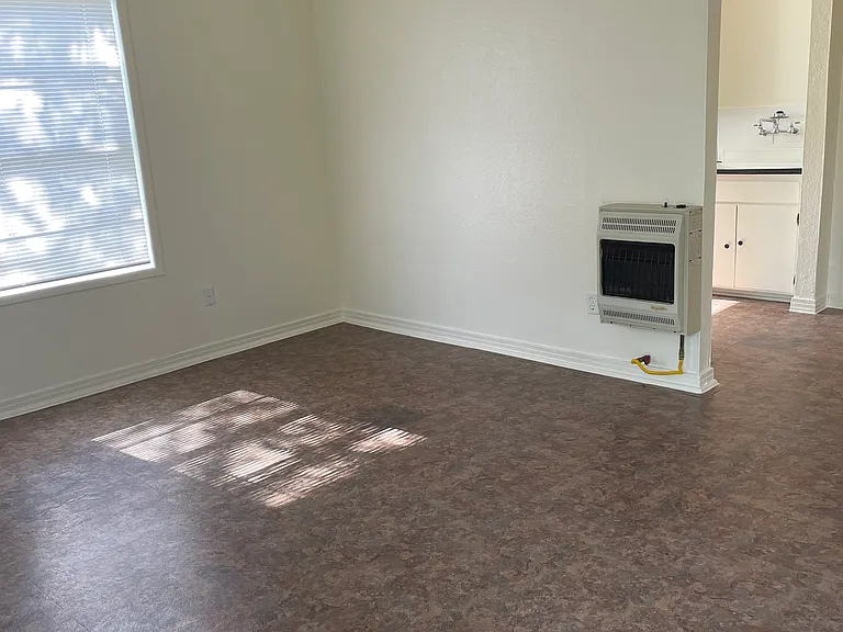 2711 W Avenue I — Photo 3