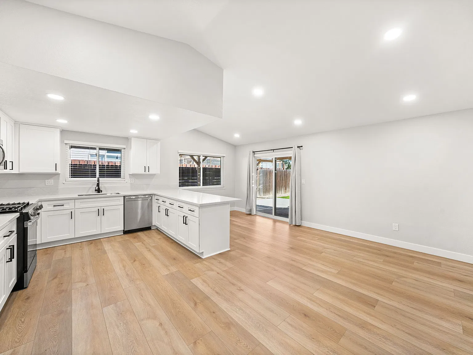 3 bed, 1316 sqft, $2,675 — Photo 4