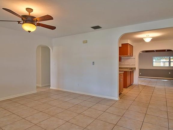 3rd image of 1065 Glenwood Dr