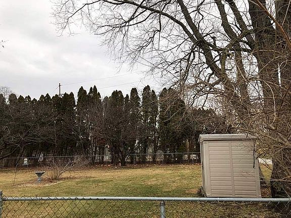 4th image of 1213 Maple Ave