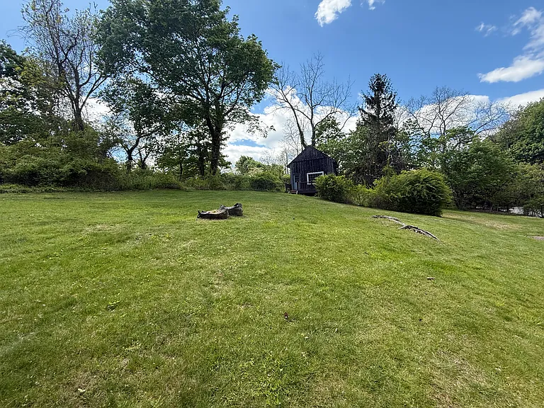 327 W Neck Rd — Photo 15