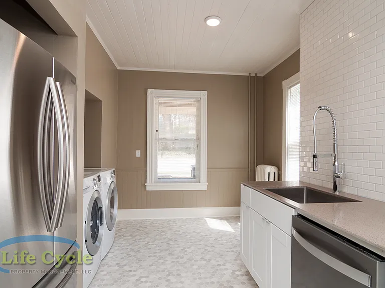 335 Washington St SE — Photo 15