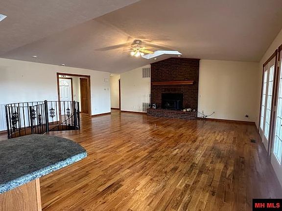 5th image of 19 Golden Acre Pl