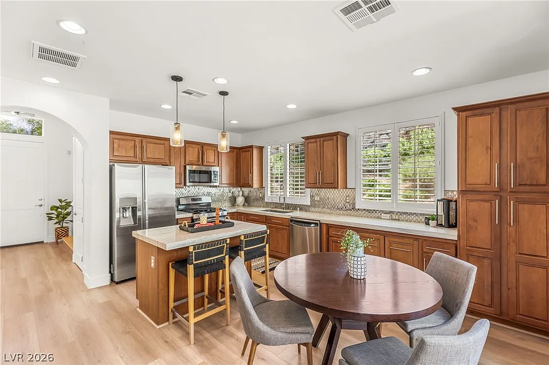 3 bed, 2.5 bath, 1610 sqft, $5,000 — Photo 4