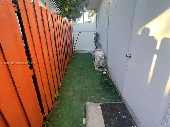 8480 NW 14th St #1, Hollywood, FL 33024