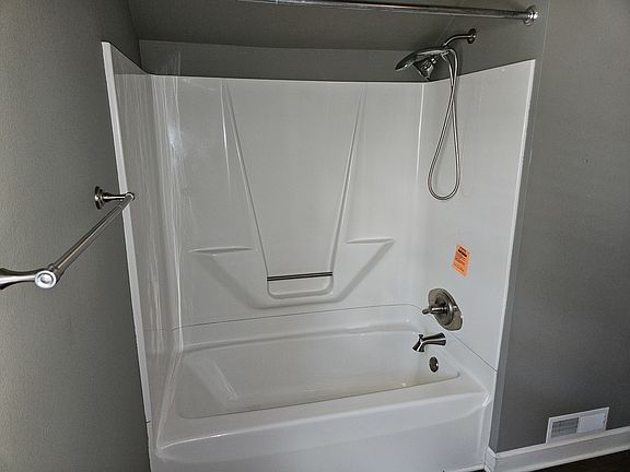 5th image of 302 W Main St