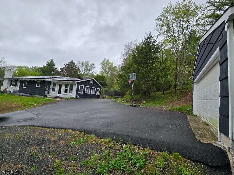 48 Route 23 — Photo 17