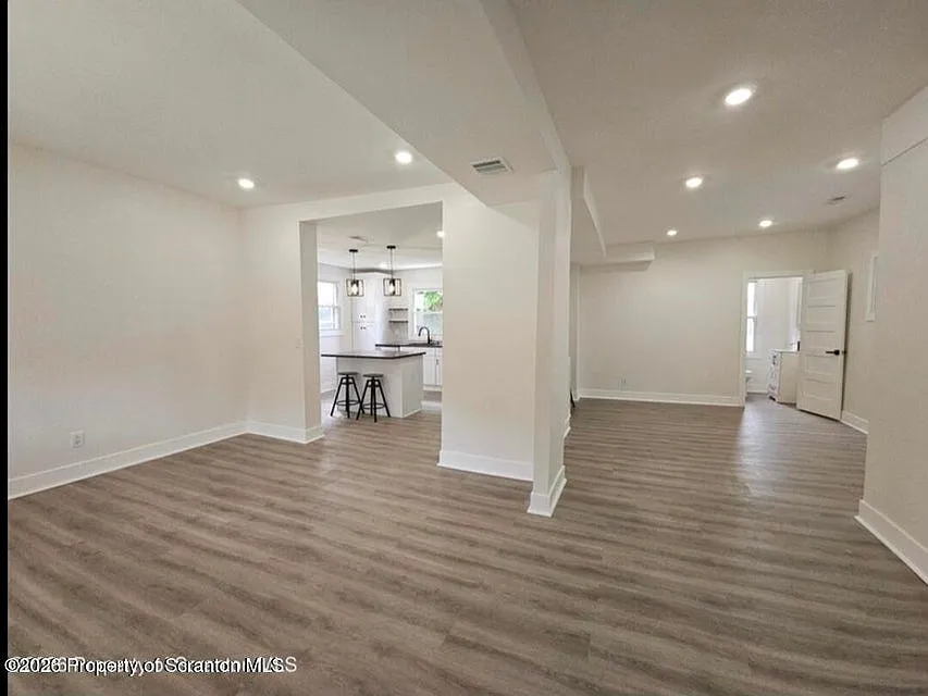 5 bed, 2300 sqft, $2,500 — Photo 2