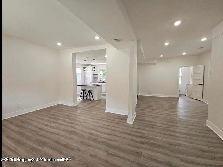 1105 Quincy Ave — Photo 2