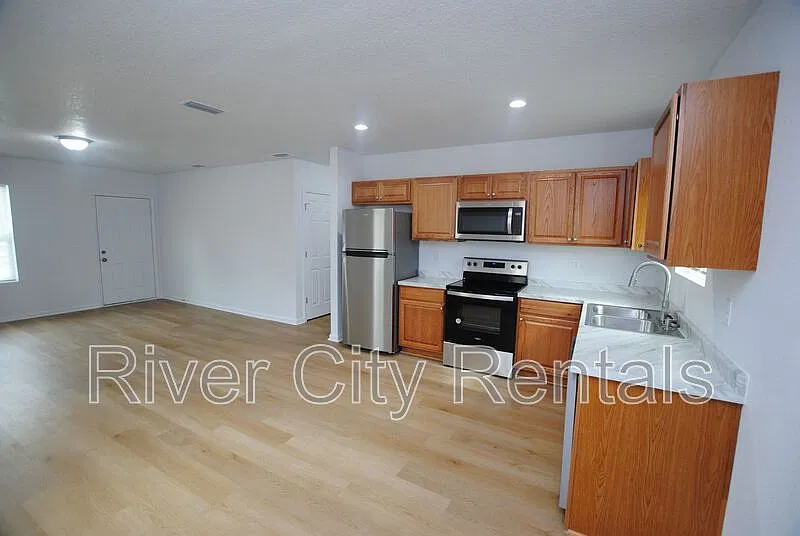 3 bed, 2.0 bath, 1307 sqft, $1,475 — Photo 2