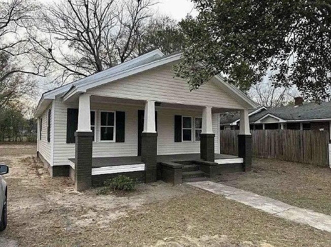 3 bed, 2.0 bath, 1121 sqft, $1,600 — Photo 1